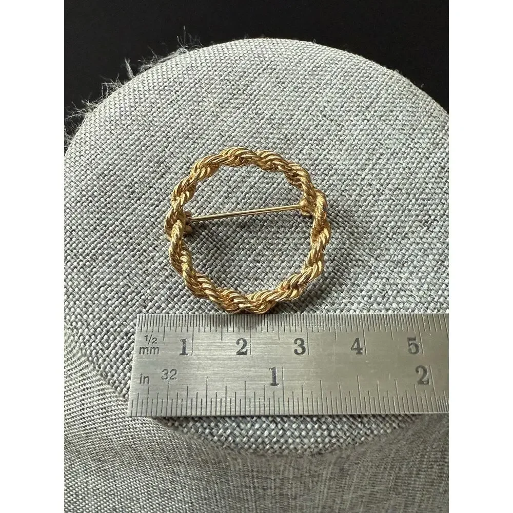Vintage Rope Wreath Brooch Gold Tone Scarf Lapel Pin Classic Career Old Money